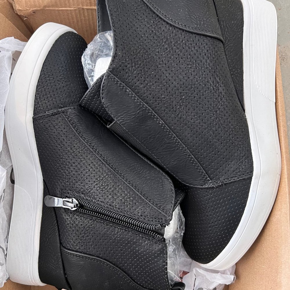 Journee Collection Women's Clara Wedge Sneaker color: black size: 7 1/2